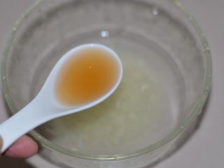 13、爽拌粉丝,加一瓷勺料酒。