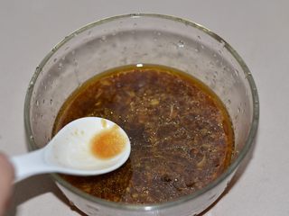 18、爽拌粉丝,拌成料汁。以上文字描述用量是小份菜的调料量。事实上我都加量了，因为我的菜好大份。