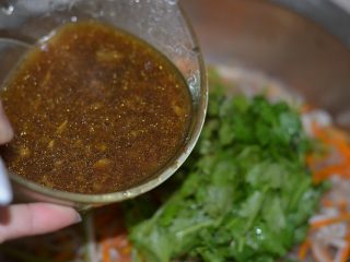 19、爽拌粉丝,将料汁浇入菜中。