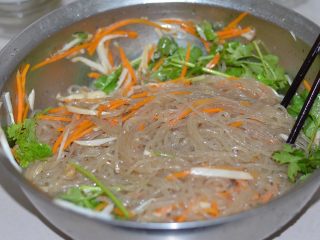 20、爽拌粉丝,充分拌均匀，这个菜就可以吃了。