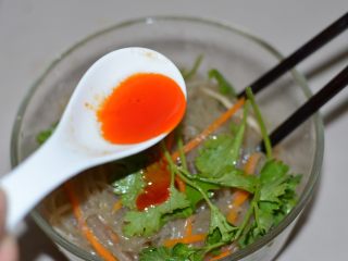 22、爽拌粉丝,加上小红油。这一份重口味儿的我吃了，冲冲的挺好呢。