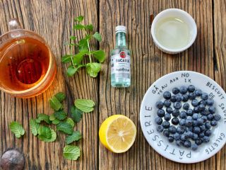 1、蓝莓Mojito鸡尾酒,准备好食材