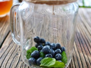 3、蓝莓Mojito鸡尾酒,放入蓝莓