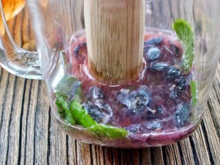 7、蓝莓Mojito鸡尾酒,用小棍压破蓝莓,挤压出水份