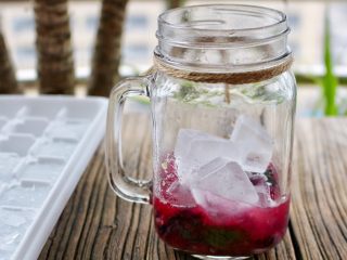 8、蓝莓Mojito鸡尾酒,放入冰块