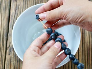 11、蓝莓Mojito鸡尾酒,蓝莓用牙签固定串成一串,放入杯中即可