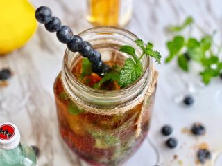 12、蓝莓Mojito鸡尾酒,插入蓝莓,两枝薄荷就行啦!