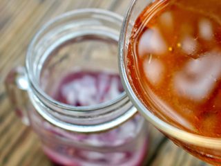 10、蓝莓Mojito鸡尾酒,倒入香槟气泡酒