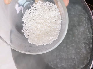 1、芒果西米捞,先煮西米：一定水开后下西米，不能冷水下锅煮，西米会容易泡烂掉。