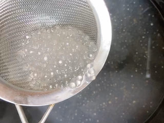 3、芒果西米捞,西米基本都变透明了，就可以了。还有白心可以再焖一会，自己一会就透明了。