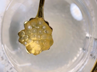 4、芒果西米捞,煮好的西米放冰水里浸泡，用勺子轻轻搅拌，防止粘连成块。