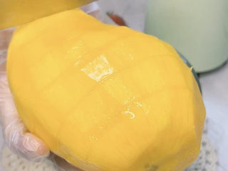 5、芒果西米捞,西米煮的过程中就可以处理芒果了，芒果去皮，先横切