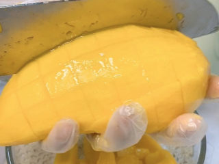 6、芒果西米捞,然后竖切，尽量做到大小均匀，这样切出来的芒果肉块更好看。