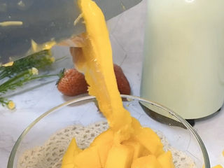 8、芒果西米捞,再处理一下边边的肉肉