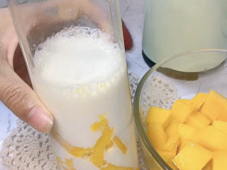 11、芒果西米捞,倒入牛奶，上搅拌机搅成果泥。