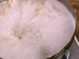 2、椒麻拌面这样做，好吃又爽口，一次来三碗还不过瘾,沸腾后倒入清水，再次煮沸后捞出备用