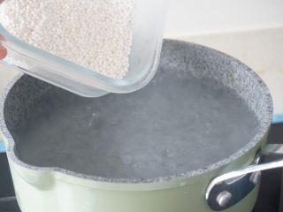 3、自制香芋西米露超好吃,甩糖水店几条街,2、水开后加入西米,煮至剩一点小白心就关火闷20分钟。