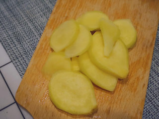 4、姜撞奶,先切成片