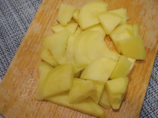 5、姜撞奶,再切成小片,方便搅碎