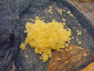 8、姜撞奶,将姜粒放入纱巾里