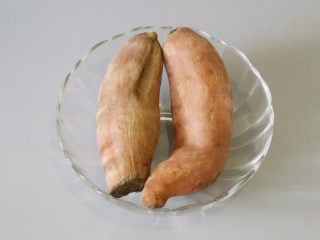 4、红薯丸子,蒸熟的红薯，放到不烫手。