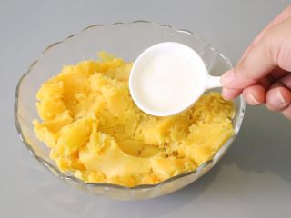 6、红薯丸子,加入白砂糖，搅拌均匀，让热气帮助白砂糖融化。