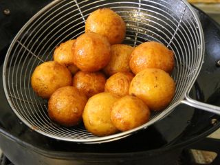 11、红薯丸子,捞起来，沥干油份。