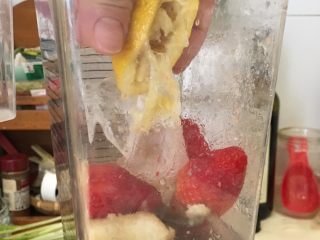 2、夏天的饮料-金牌,香蕉去皮、草莓去蒂、柠檬挤汁、加冰块