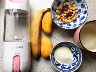 1、香蕉芒果卡乐比营养奶糊,首先我们准备好所有食材:香蕉一根(连皮150g左右,去皮之后85g左右),小台芒两只(连皮连核120g左右,去皮去核之后70g左右),奶粉15g,卡乐比即食水果麦片15g,温开水230-250g