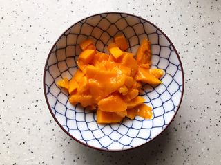 2、香蕉芒果卡乐比营养奶糊,小台芒去皮去核之后切成小块
