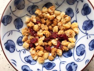 4、香蕉芒果卡乐比营养奶糊,卡乐比里面的水果干会有点硬,所以我们要把它稍微剪碎一点