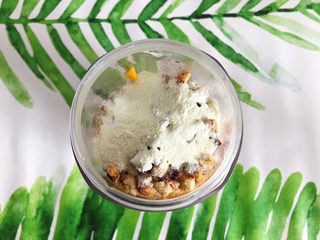 5、香蕉芒果卡乐比营养奶糊,将所有食材放入原漾榨汁机内