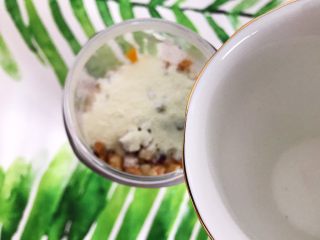 6、香蕉芒果卡乐比营养奶糊,然后加入温开水,喜欢成品浓稠一些的就加230g,喜欢稀一点的就加250g,随你个人喜好