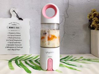 7、香蕉芒果卡乐比营养奶糊,盖上盖子,拧紧,这里要注意的是,食材不要放太满,以免影响搅拌