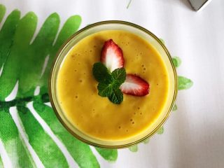 10、香蕉芒果卡乐比营养奶糊,将奶糊倒入你喜欢的杯子里,喜欢的话还可以用色彩鲜艳的水果和薄荷叶加以点缀装饰