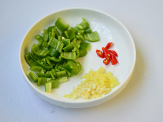 2、咖喱鸡丁炒饭,青椒切小丁，蒜切沫，小米辣切小段