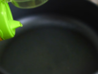 3、咖喱鸡丁炒饭,锅里倒入适量油