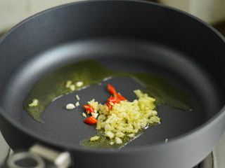 4、咖喱鸡丁炒饭,烧热后爆香蒜沫和小米辣