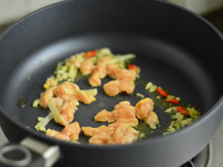 5、咖喱鸡丁炒饭,放入鸡丁