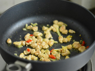 6、咖喱鸡丁炒饭,翻炒至鸡丁变色