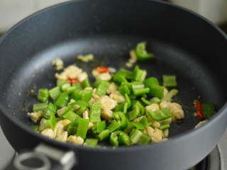 7、咖喱鸡丁炒饭,加入青椒丁