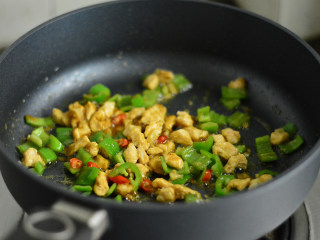 8、咖喱鸡丁炒饭,炒至青椒断生后加入咖喱块，小火翻炒至咖喱块融化