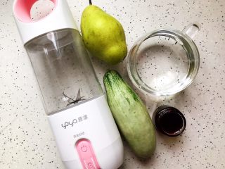 1、属于春天的果汁～羊角蜜香梨汁,首先我们准备好所有食材：羊角蜜一个（180g左右，去皮之后实际用量为150g左右）香梨一个（170g左右，去皮去核之后实际用量为120g左右）饮用水220，蜂蜜一小勺（可选）