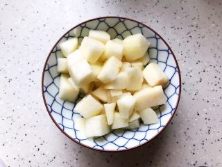 2、属于春天的果汁～羊角蜜香梨汁,香梨去皮去核洗净之后切成小块