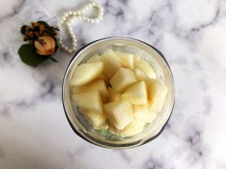 4、属于春天的果汁～羊角蜜香梨汁,将切好的羊角蜜和香梨放入榨汁机内