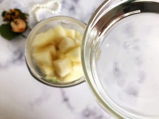 5、属于春天的果汁～羊角蜜香梨汁,加入饮用水