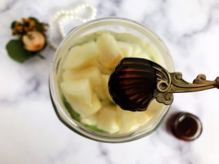 6、属于春天的果汁～羊角蜜香梨汁,喜欢的话可以加少许蜂蜜，其实不加也是可以的，因为羊角蜜本身就很甜，但是我喜欢更甜一些，所以就加了少许