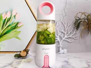 7、属于春天的果汁～羊角蜜香梨汁,盖上榨汁机盖子，拧到合适位置，这里要注意的是，食材不要放太满，八分就够了，以免影响搅拌，不过按照我的用量来制作，一般情况都是刚刚好的