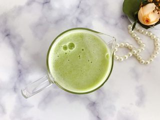 10、属于春天的果汁～羊角蜜香梨汁,将果汁倒入你所喜欢的器皿内