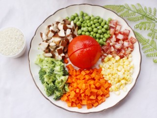 1、爆红网络的一个番茄饭,准备食材：番茄1个，米一杯，香肠2根，香菇2个，西兰花适量，豌豆适量，玉米适量，胡萝卜半根。清洗干净，除了番茄其它全部切粒